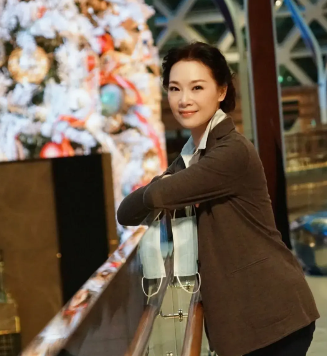 歌唱家吕薇:男友病逝后和妈妈抱头痛哭,52岁未婚她后悔了吗?_腾讯新闻