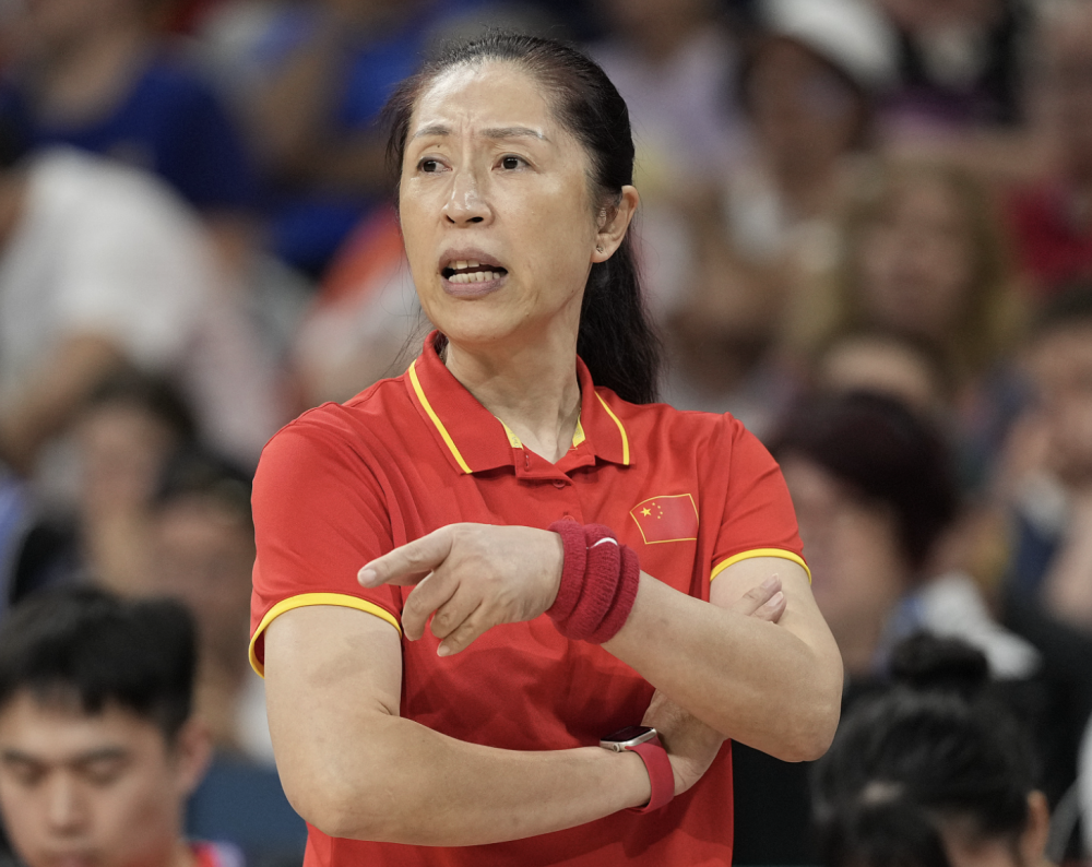 女篮败因:郑薇弃用双塔战术引争议 李梦9中2低迷全队三分34中8