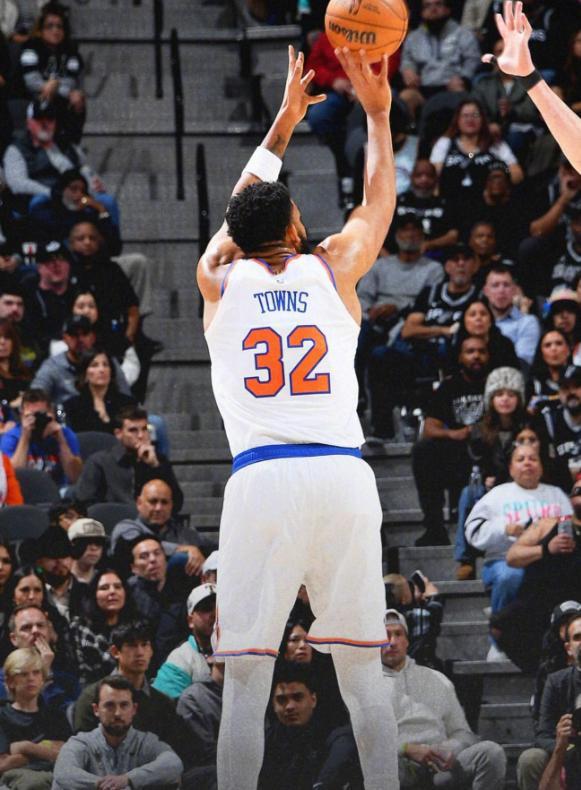 馬克西32分完爆布倫森，唐斯21+11+5盜聖8記三分，尼克斯大勝76人 - 