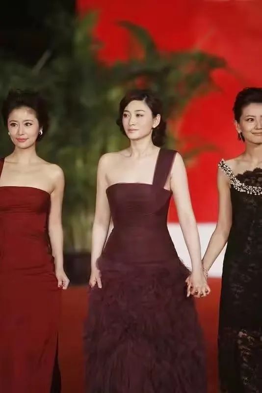 两人在年轻时候的同台合照,林心如站在李小冉的旁边,即便看着身高上