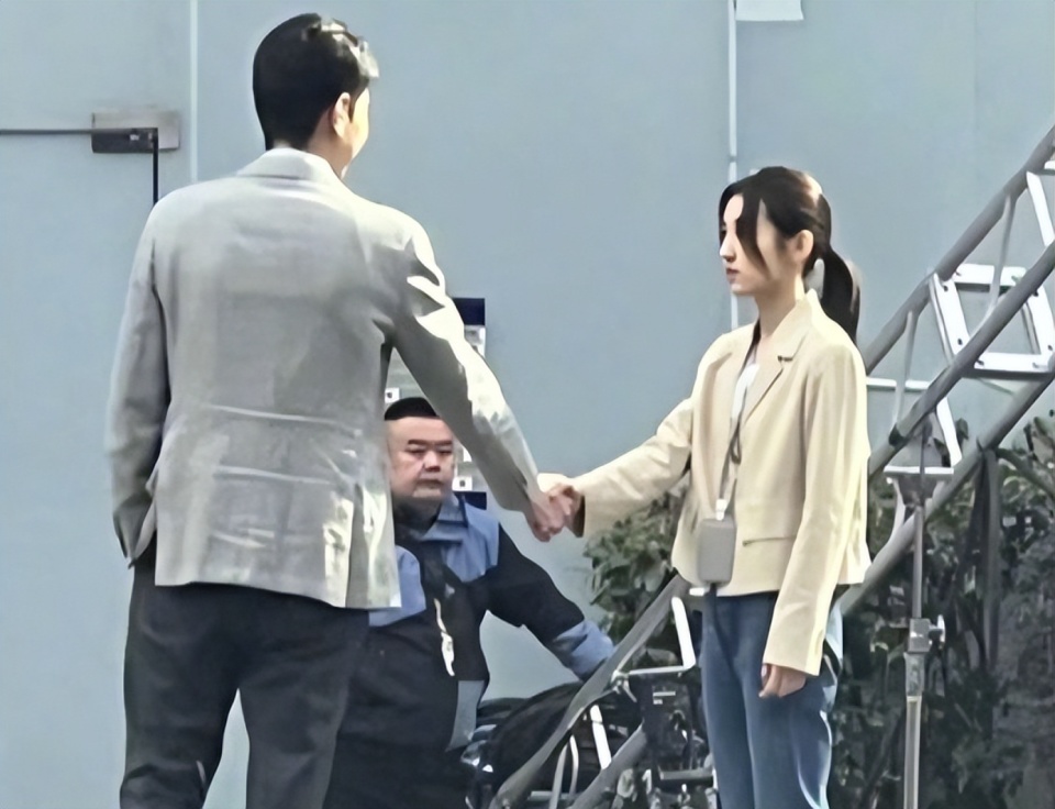 52岁于和伟和小22岁隆妮演情人,吻戏引热议:演父女都不为过