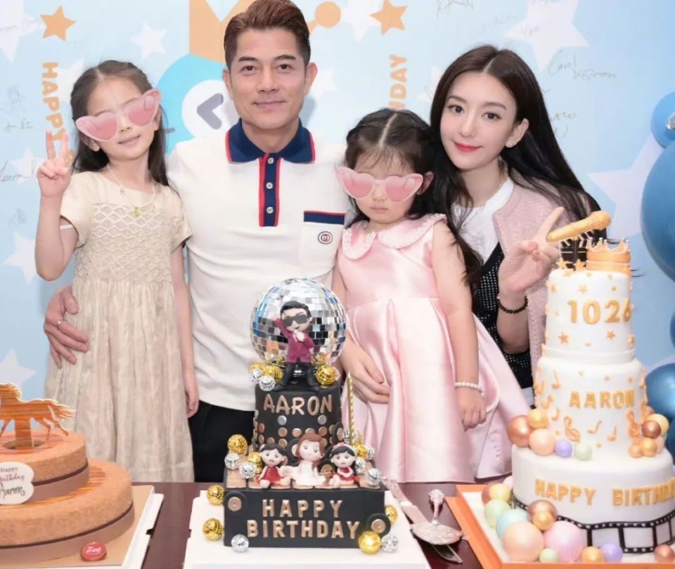 郭富城一家四口现身赛马场女儿黏爸爸要抱抱方媛鼻子引热议