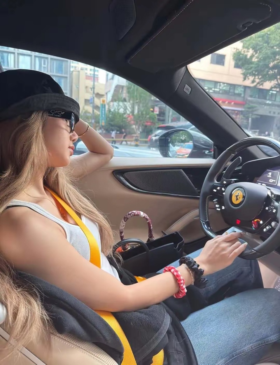 lisa开法拉利拍美照,穿"小背心 低腰裤",内裤外露腰线好迷人