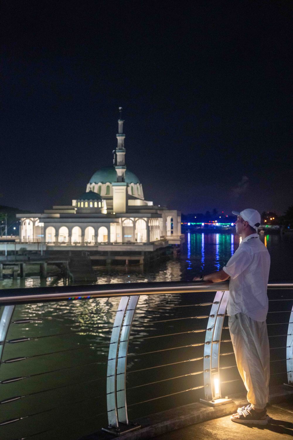 品尝地道的古晋美食,推荐亚答街上帝庙对面的laksa sarawak,它在一个
