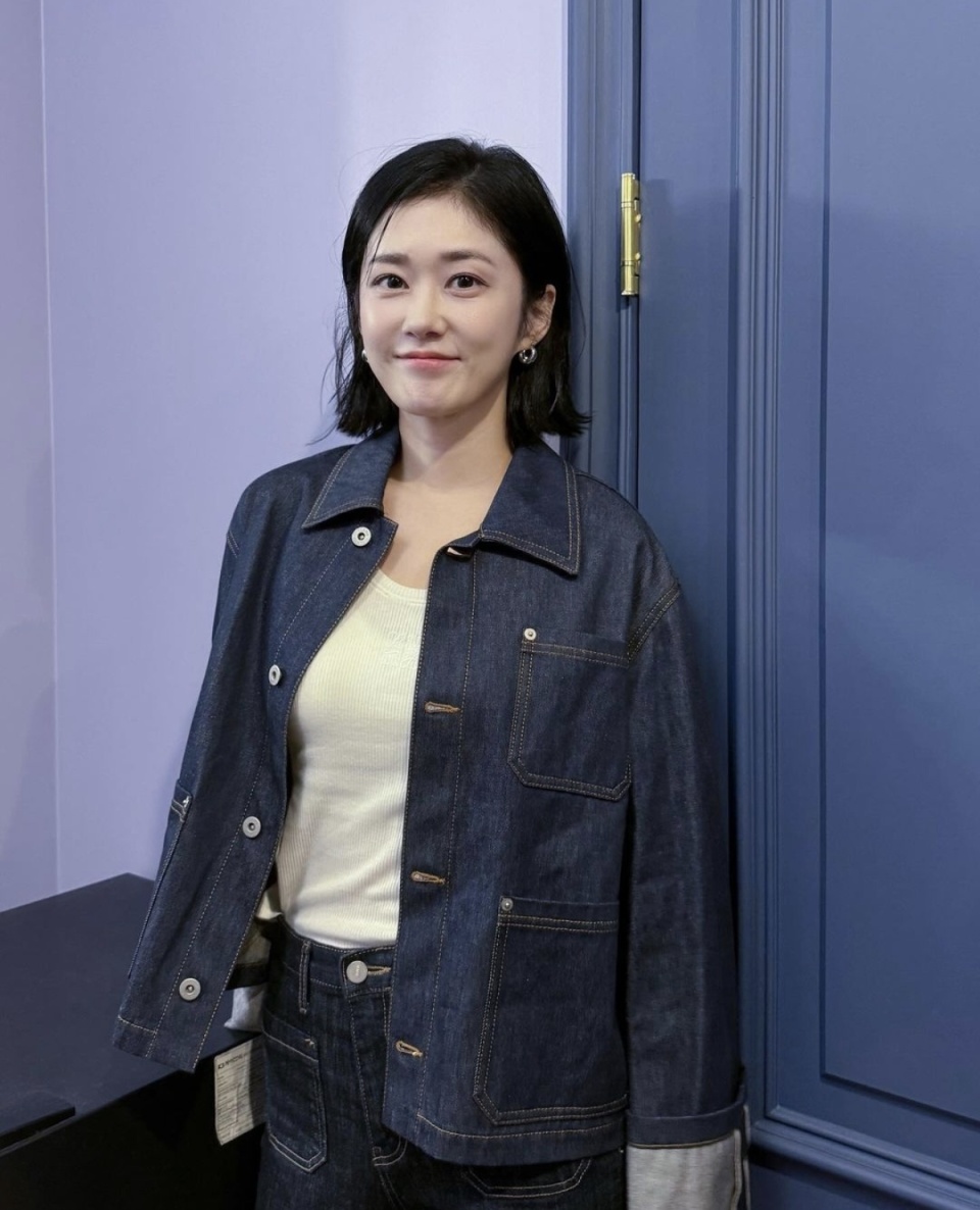 张娜拉俏皮模样惹人爱,宛如青春少女