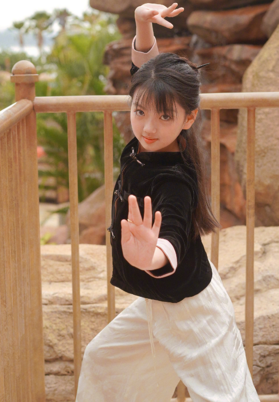 阿拉蕾从萌娃长成小美人,穿黑马褂拍照漂亮又英气,太适合大荧幕_腾讯