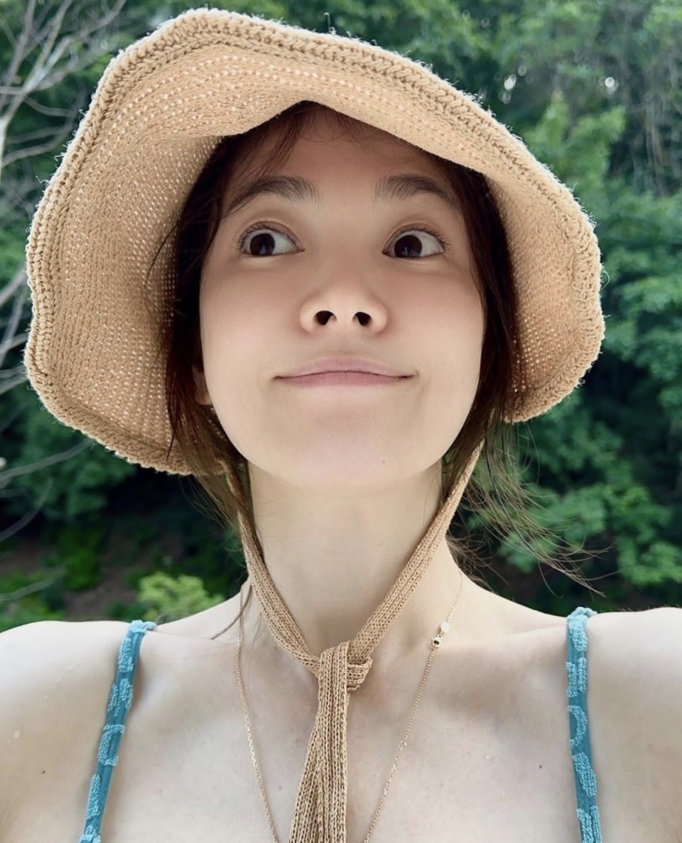 宋慧乔海边度假照片被公开清秀美丽散发少女魅力引发网友热议