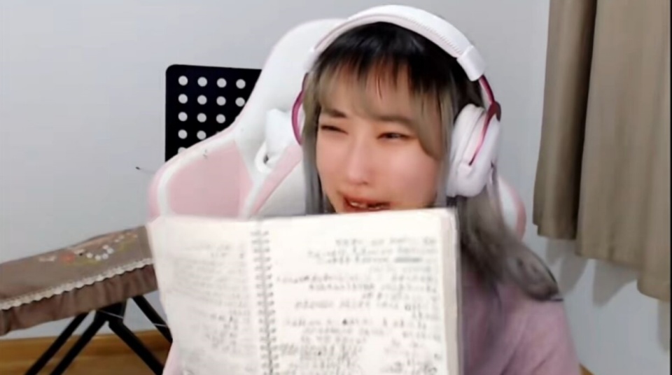 lpl女解说宣布退圈!直播含泪告别观众,"小炮手短"成唯一高光_腾讯新闻