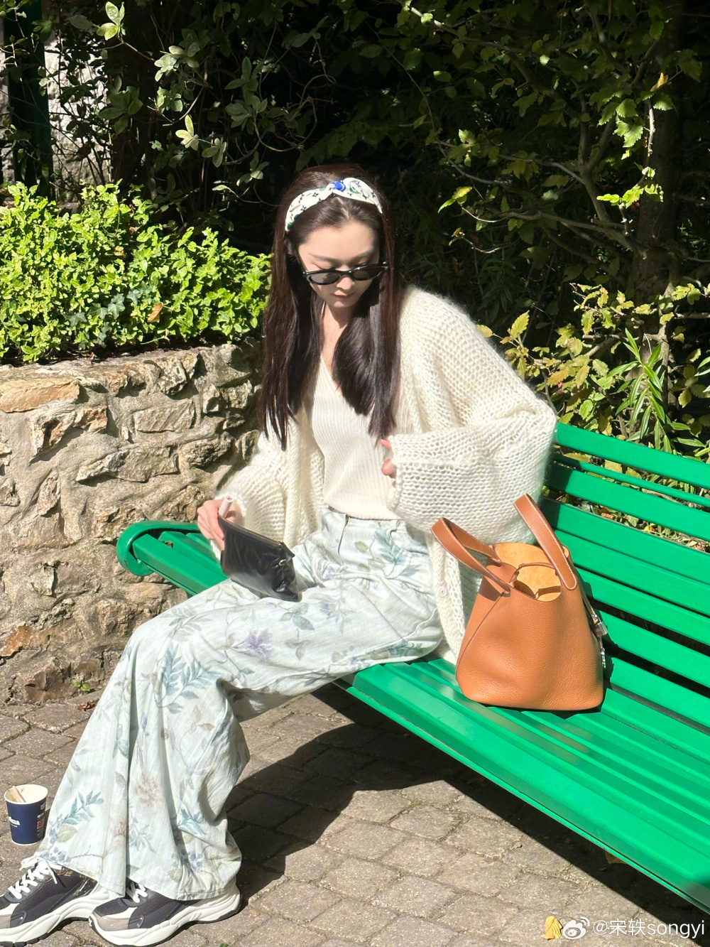 宋轶晒白敬亭同款背景照,男友视角镜头曝光_腾讯新闻