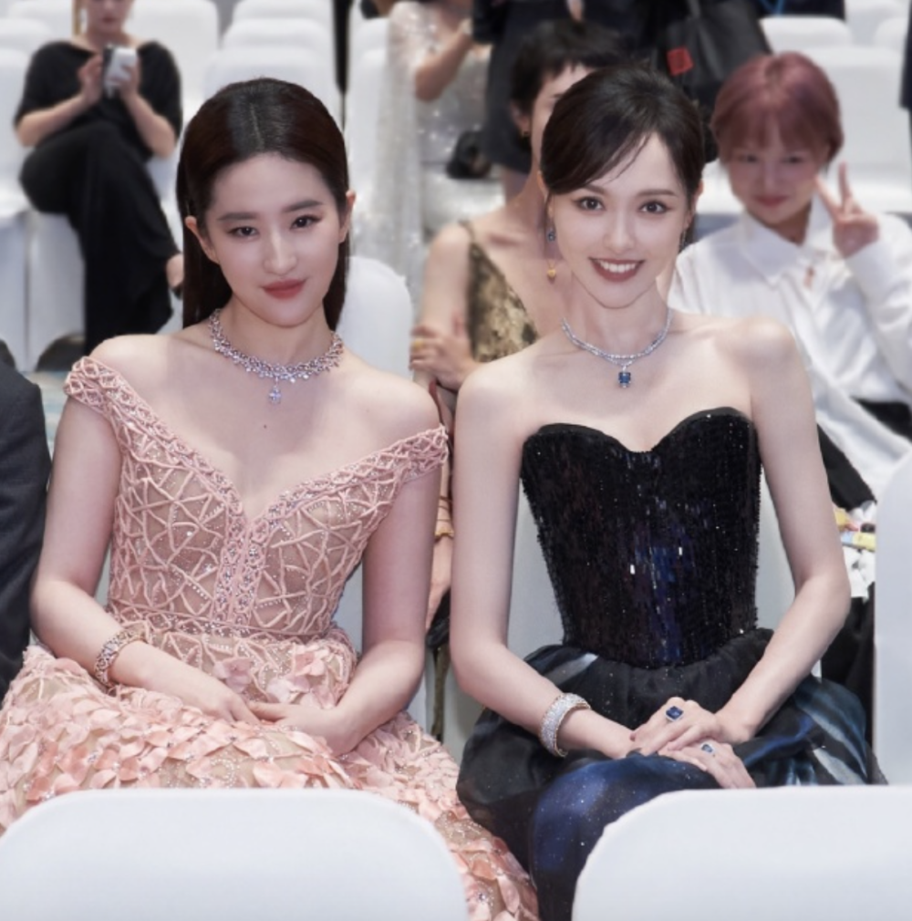 值得一提的是,唐嫣身高172cm,刘亦菲身高170cm,身材都十分高挑.