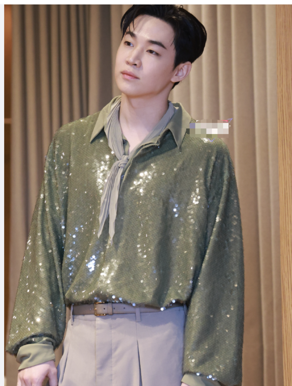 苏州大秀:李沁穿西装腿好长,惠英红「一脸褶子」,言承旭真的老了_腾讯