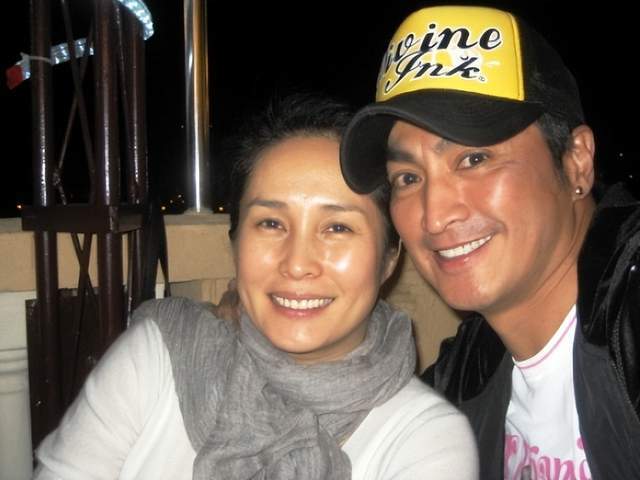 何家劲全家福曝光,妻子与两任女友颜值相差大,女儿遗传妈妈长相