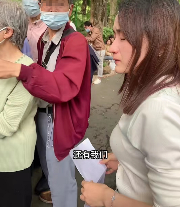 90后硕士女网红相亲角被骂哭!男方嘲讽:32岁了,买她回家有何用