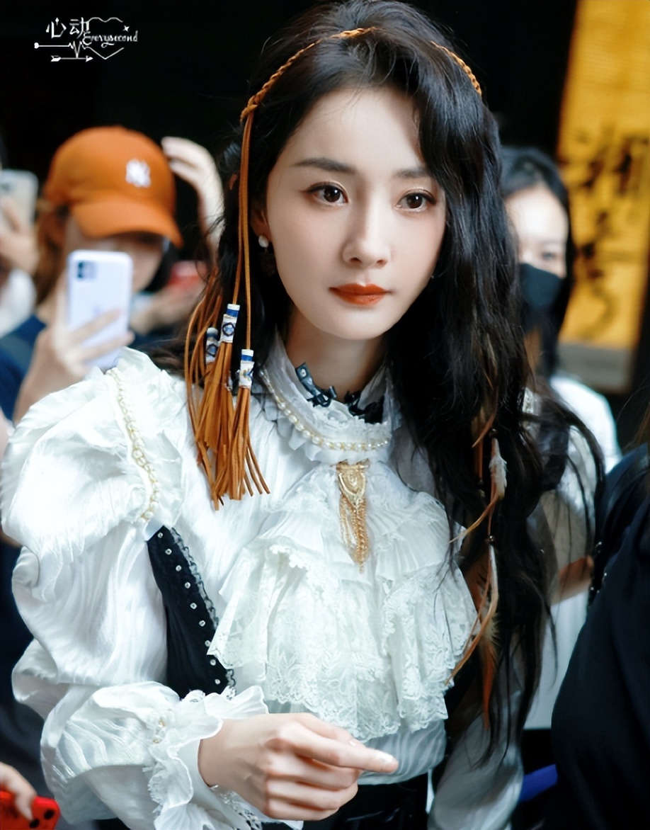 杨幂《密逃》双马尾路透好美!又甜又酷太养眼,颜值嫩回十八岁!