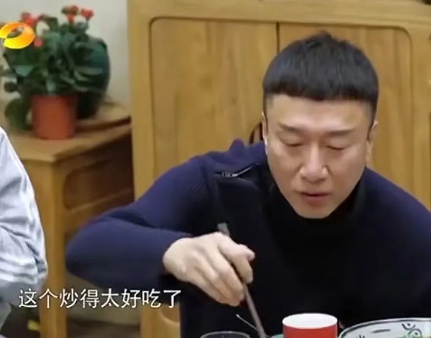 黄磊做了一盘炒鸡蛋端上来,说是赛螃蟹,孙红雷非常捧场,一个劲儿地夸
