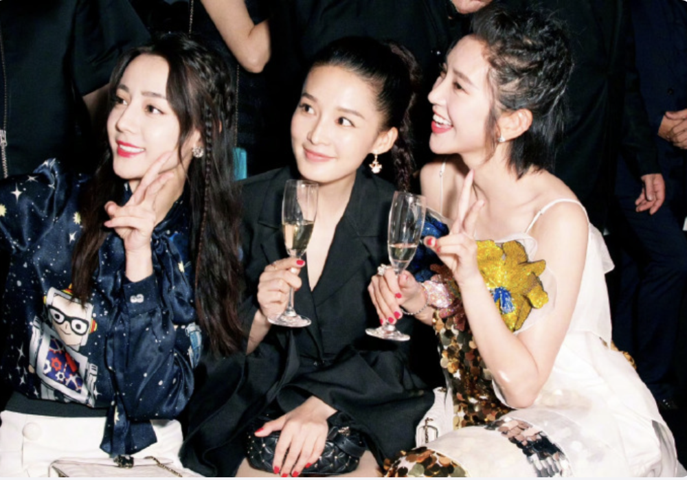 33岁李沁,36岁唐艺昕合照:相差三岁,风格气质却截然不同