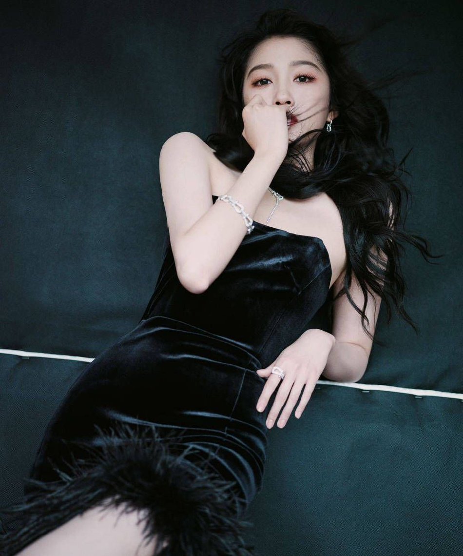 关晓彤穿黑色羽毛短裙 气质优雅自信-腾讯新闻