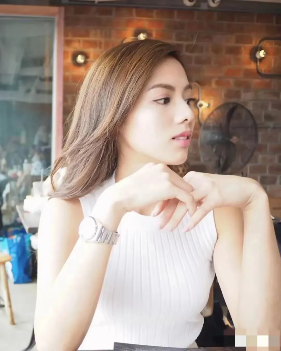 不过伍乐怡就有点"仙女跌入凡间"的感觉,她在tvb只是希望赚多点经验