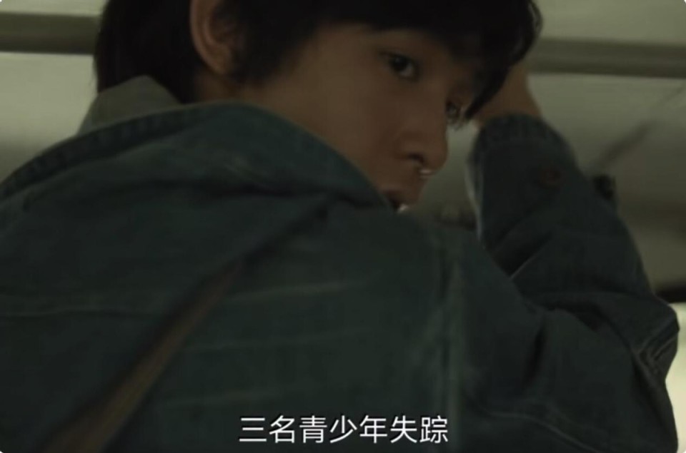 种种一切让人百思不得其解的疑惑,成为《看不见影子的少年》的剧情