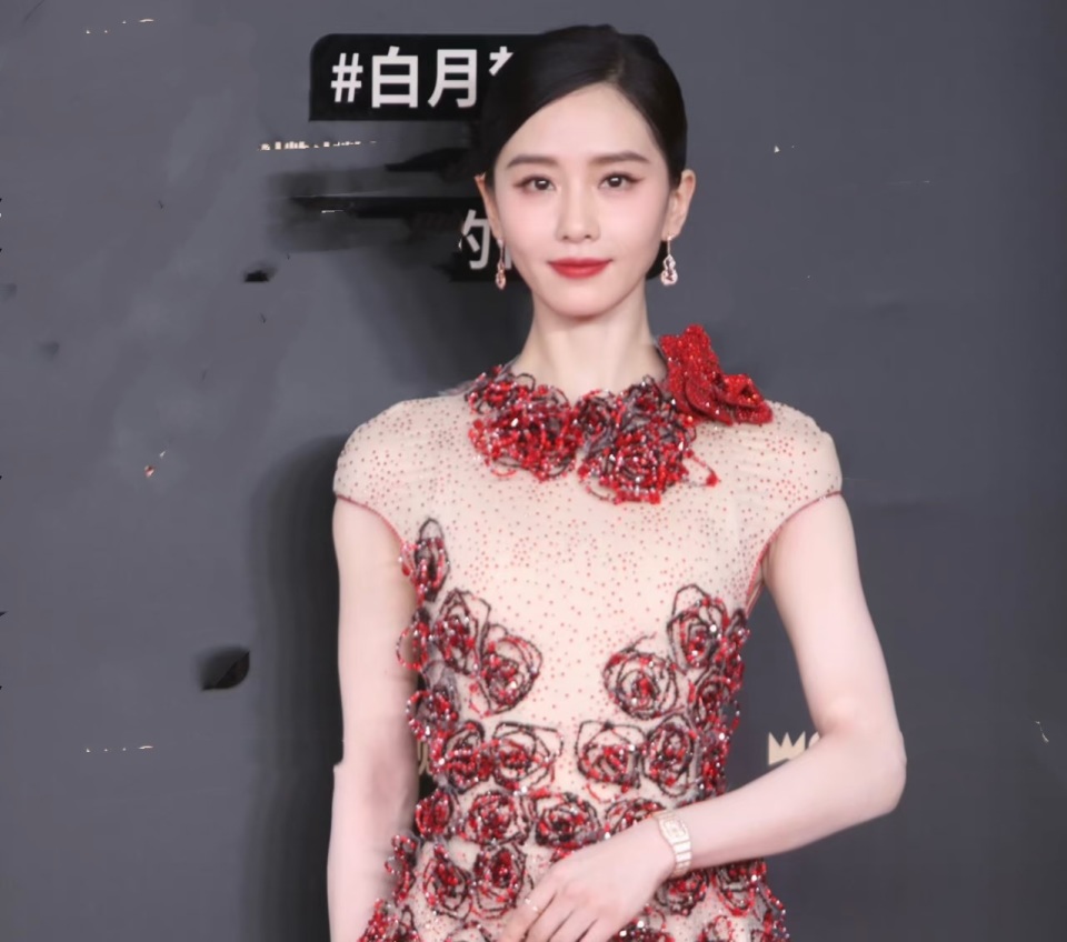 视界大会红毯:刘诗诗气质出众,关晓彤膀大腰圆,张天爱假臀抢镜_腾讯