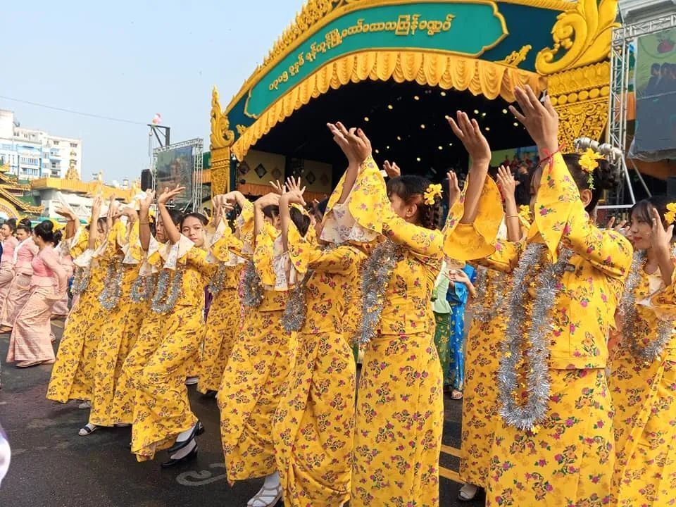 泼水 狂欢 缅甸传统泼水节开幕仪式【超多高清现场图】_腾讯新闻