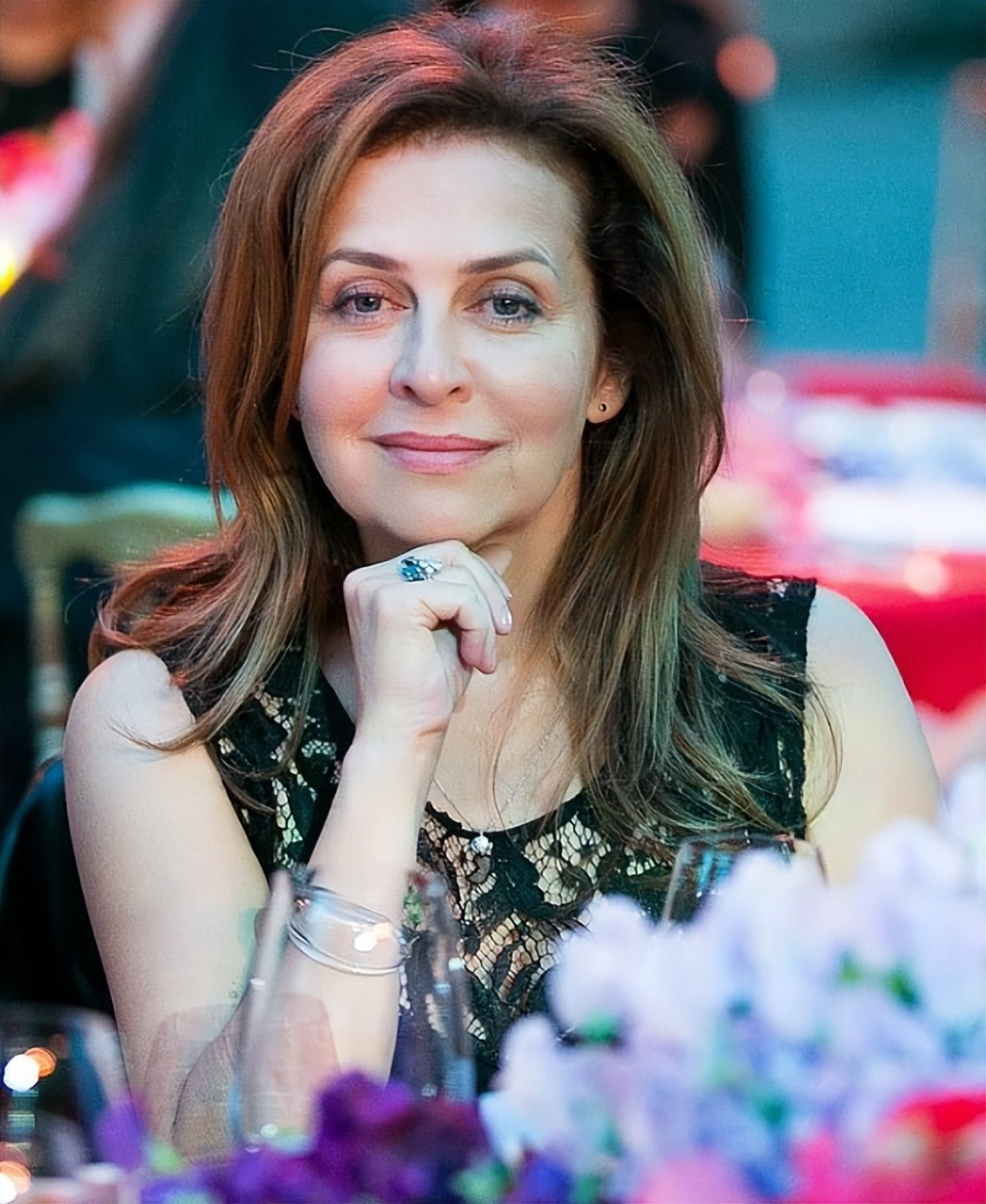 默多克的第四任前妻瑞莉·霍尔以及前女友安·莱斯利不受子女喜欢,而