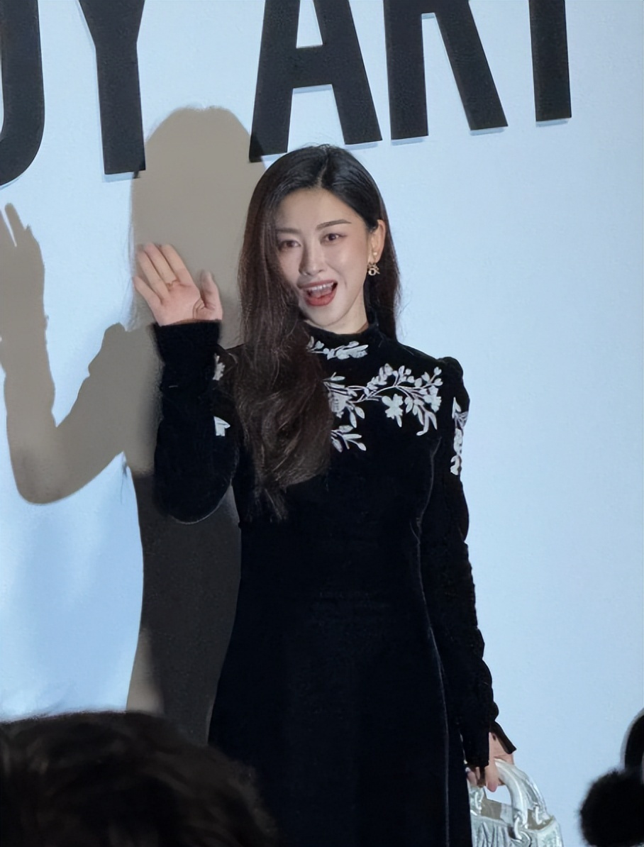 上海之夜：郑钦文大露背 朱珠抢镜 李冰冰咋长这样了