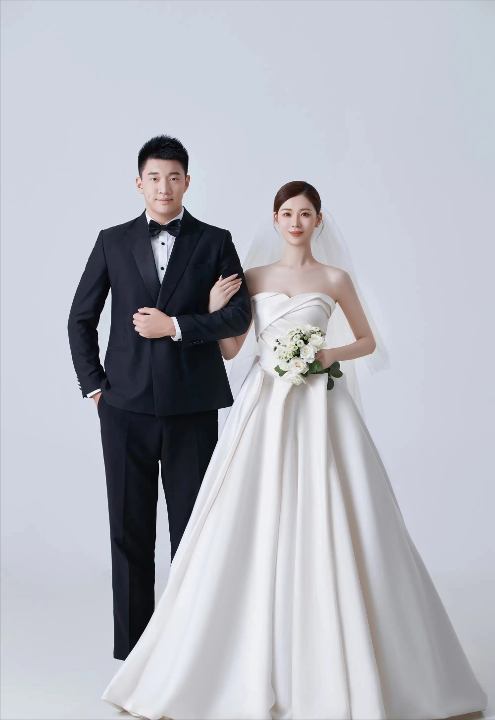 妻子高颜值很般配,八一男篮再聚首,王治郅现场送祝福-腾讯新闻