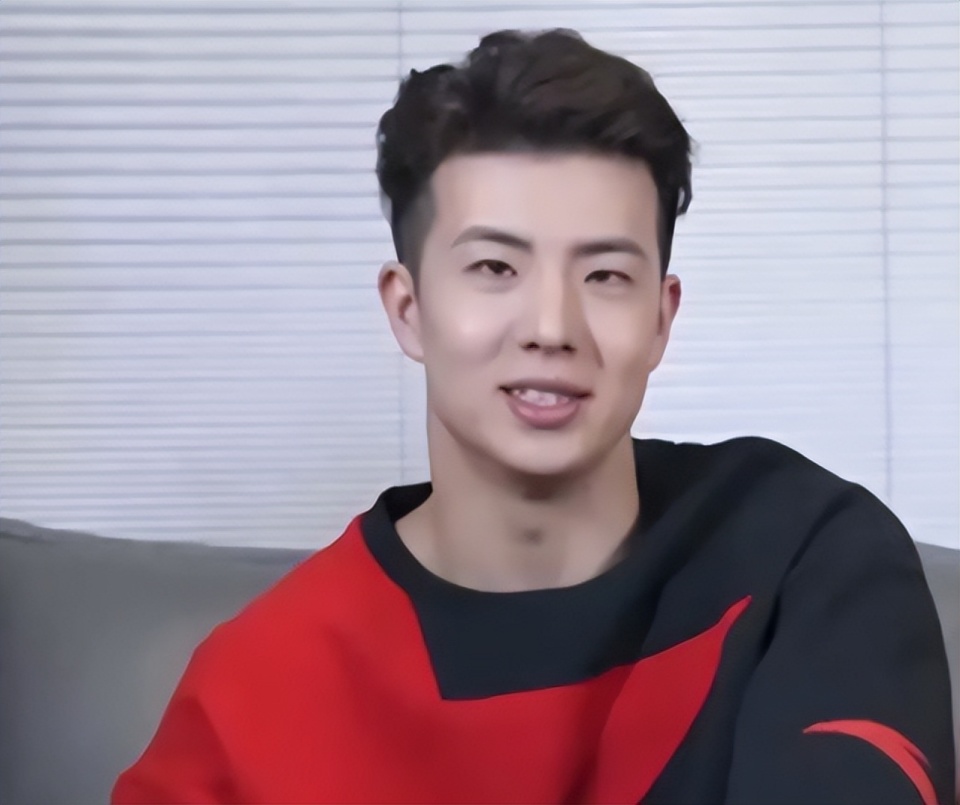 柳鑫宇跪地亲吻冰面,王诗玥落泪,自曝事件后仍夺双冠,感慨万千