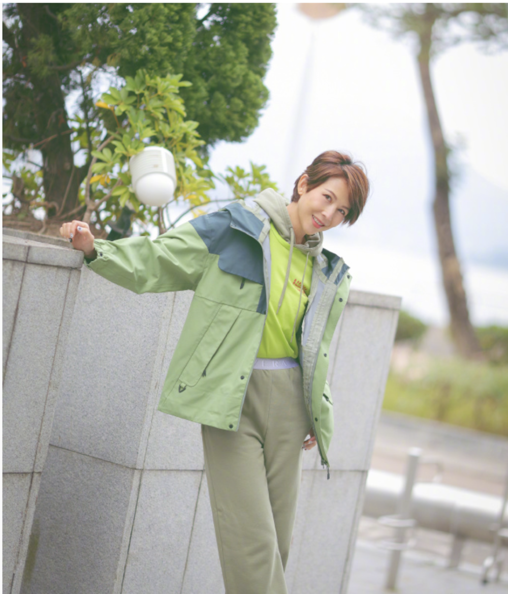 50岁蔡少芬现状:和女排姑娘合照,173的个子也显得「小鸟依人」