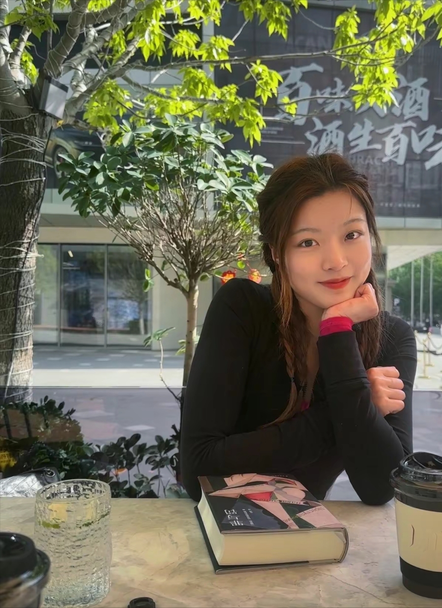 付豪游乐园游玩女友身材高挑两人共坐旋转木马般配且浪漫