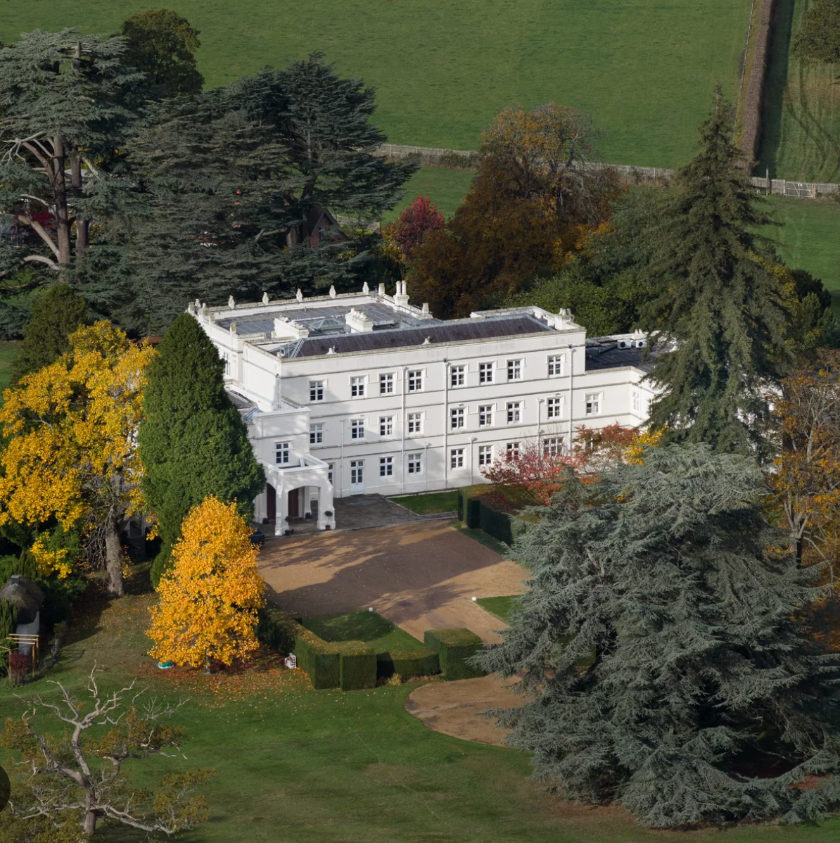 我是女王的兒子！爆料稱安德魯被趕時崩潰，查爾斯早知道內幕？