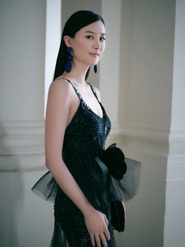 陈法拉晒照官宣二胎喜讯大女儿手捧鲜花庆祝儿女双全成人生赢家