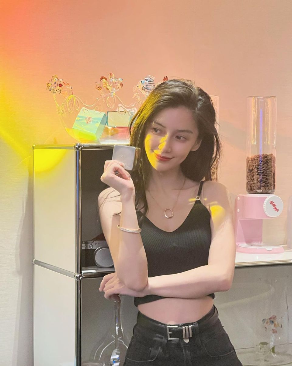 angelababy高调复出,在迪拜过年,近照奢华,变化明显