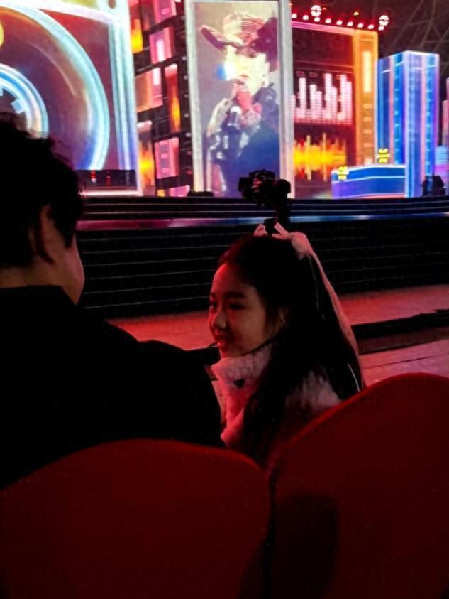 陈思诚坐佟丽娅座位与小酒窝聊天，笑得腮帮子都咧开了