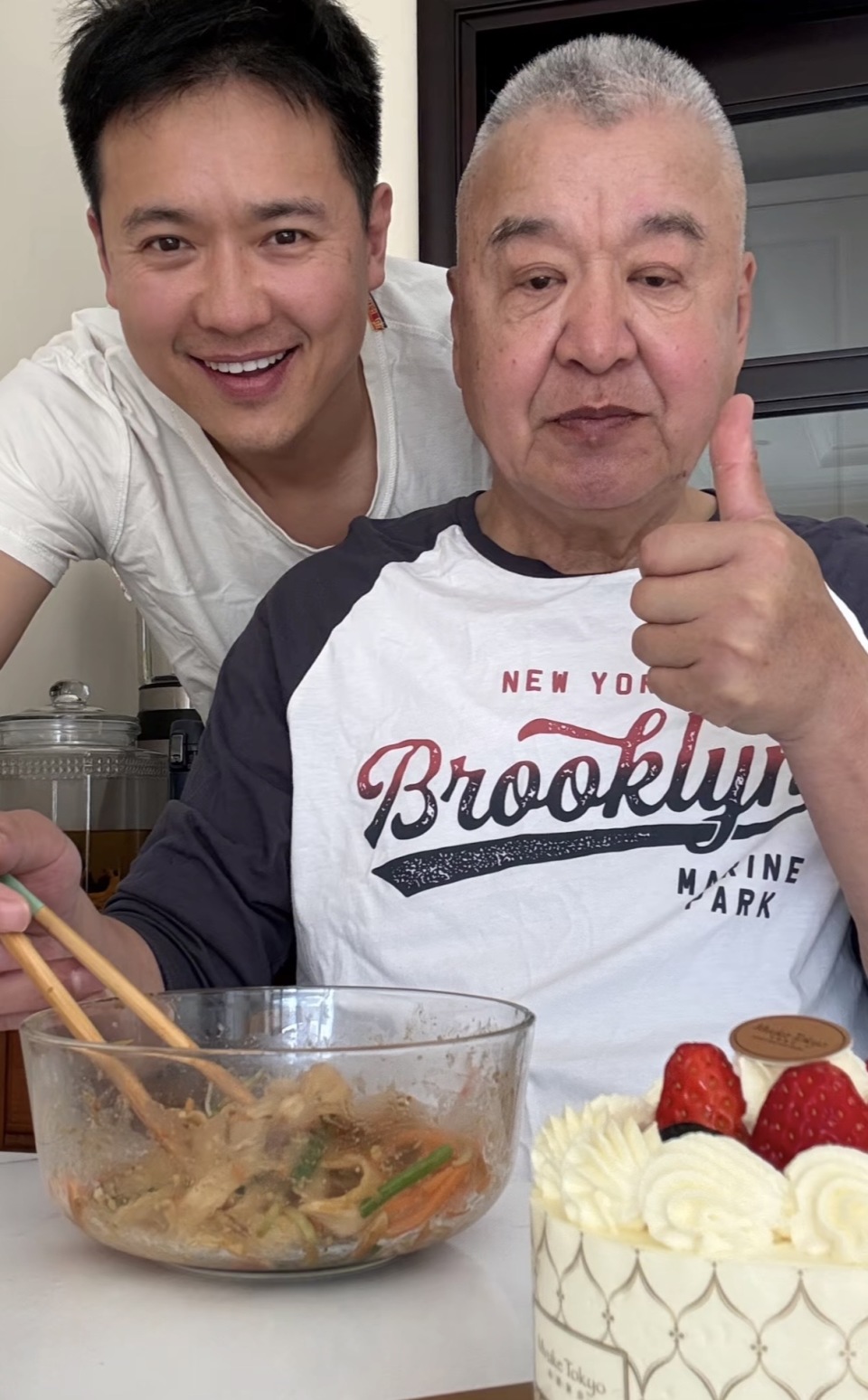 高云翔现状曝光：住100平小房、T恤反着穿，用菜盆给父亲敲生日歌