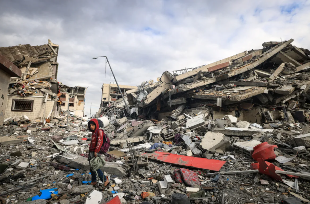 民众冒险去看自己的房子,几乎所有人的家都已经成为一片废墟_腾讯新闻