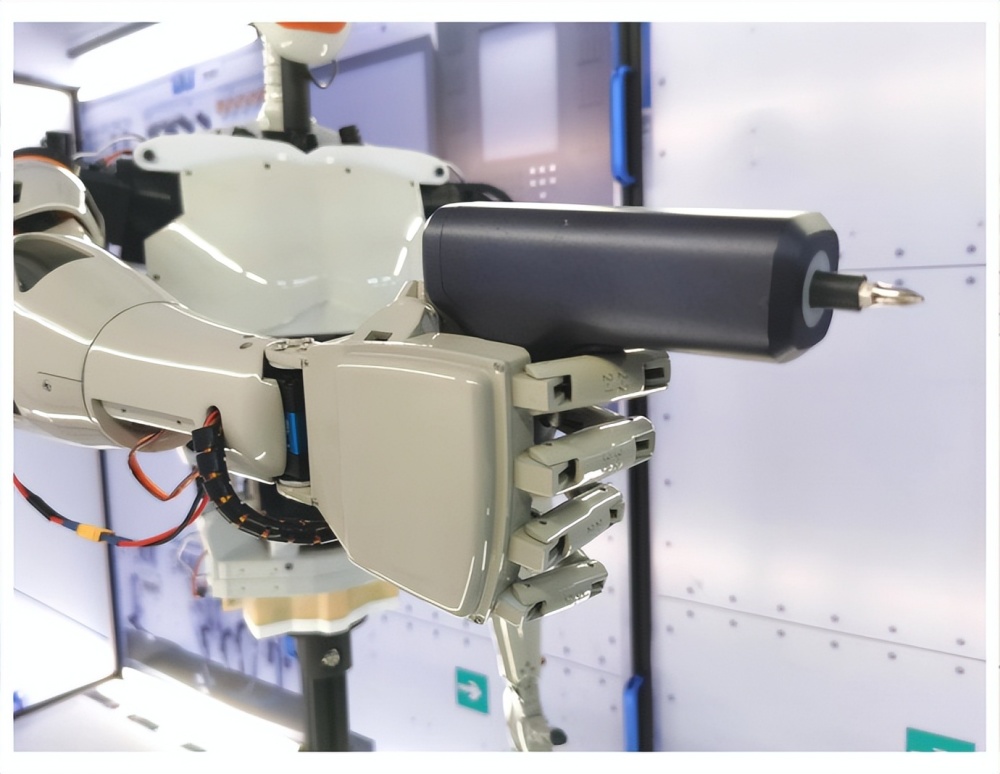 我国空间站将配人形机器人可持枪防卫相比特斯拉擎天柱如何