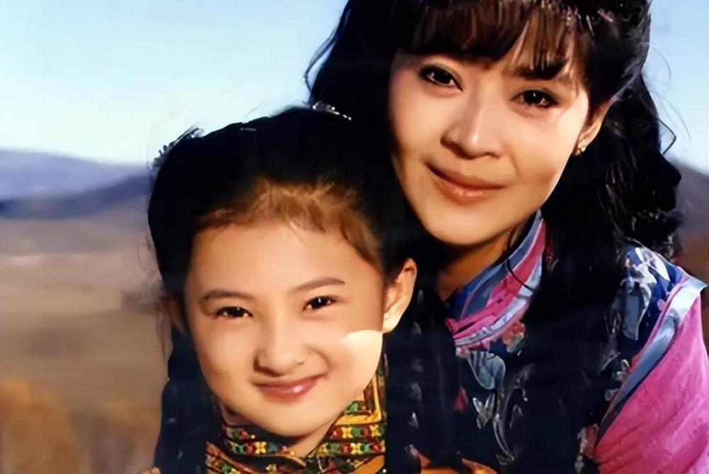 简历上的照片显得金铭非常可爱,圆圆的脸蛋,扎着两根小辫子,尤其是那