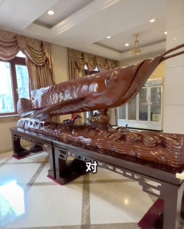 杨子神秘豪宅首次曝光,连吊灯都是金碧辉煌,却被网友吐槽像宾馆