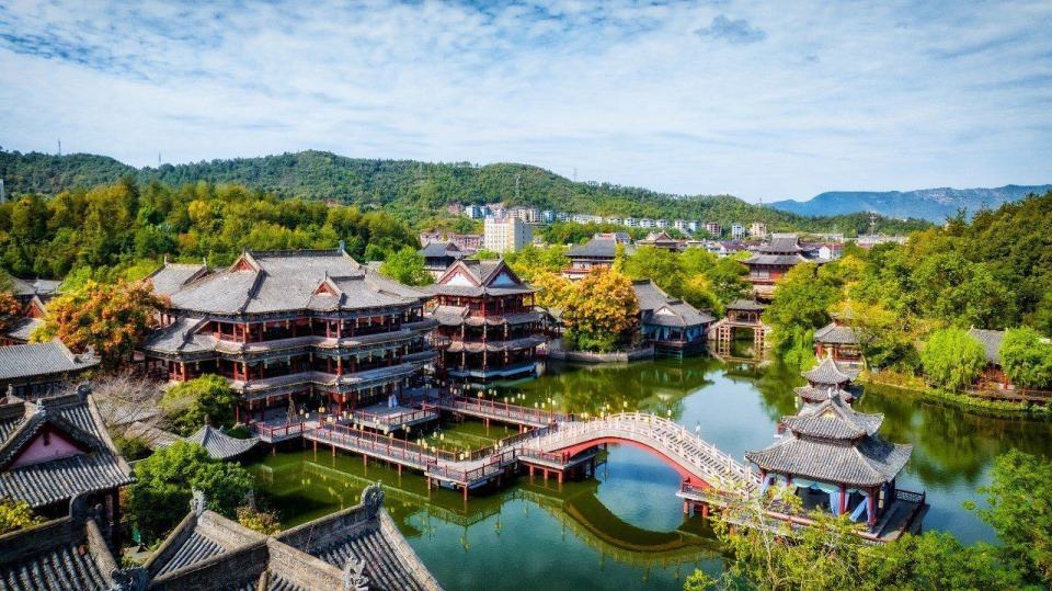 横店站是目前东阳市境内的第一座高铁站.