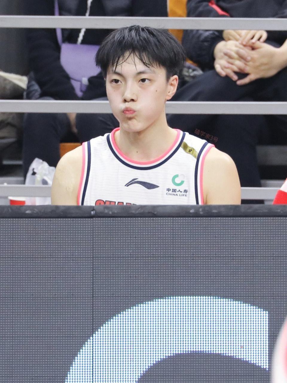 2连胜稳住局势!2人受伤离场,胡明轩轰20分