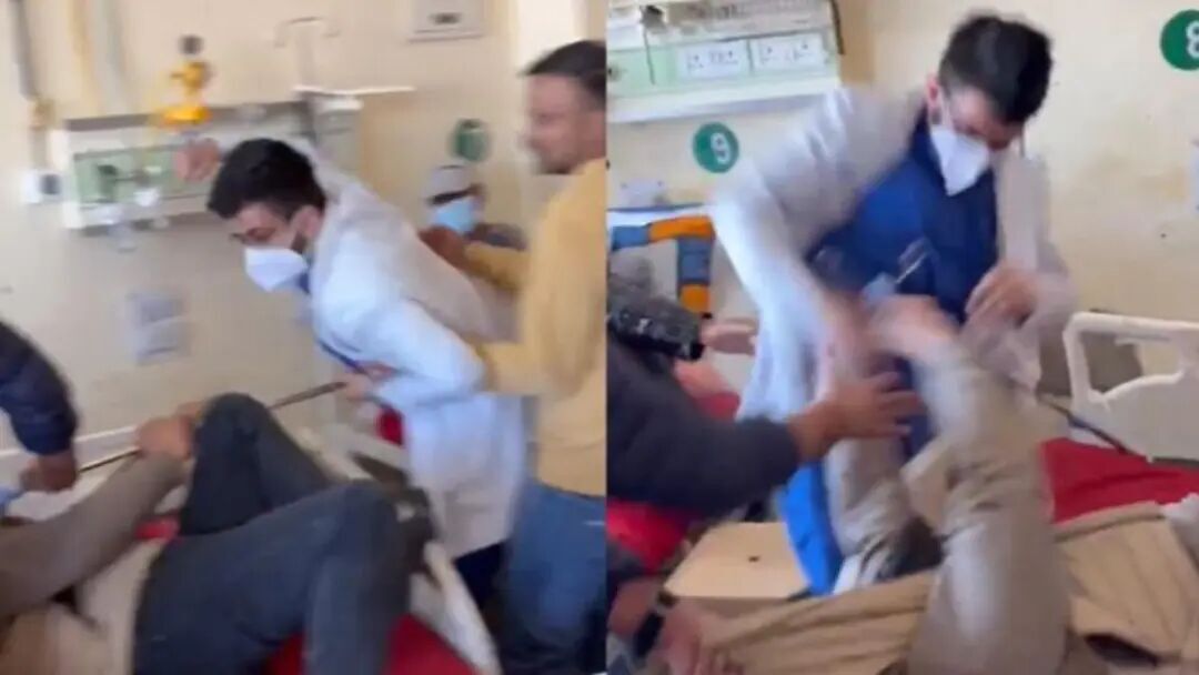 印度醫生暴揍病人，三五個人拉不住！就因為病人嫌他說話不禮貌 - 