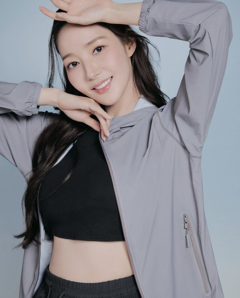 朴敏英用夹克与短裤的完美搭配,展现舒适干练时尚感