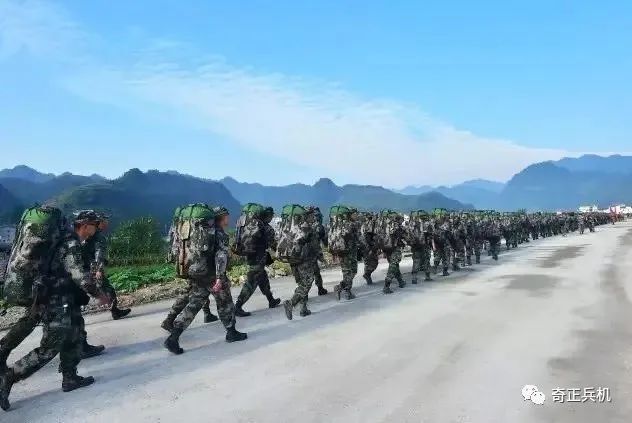 徒步行军与摩托化行军：部队如何选择合适的行军方式？_腾讯新闻