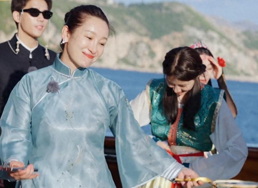 与迪丽热巴同框热舞秦海璐梦回红高粱9年后演了个番外篇