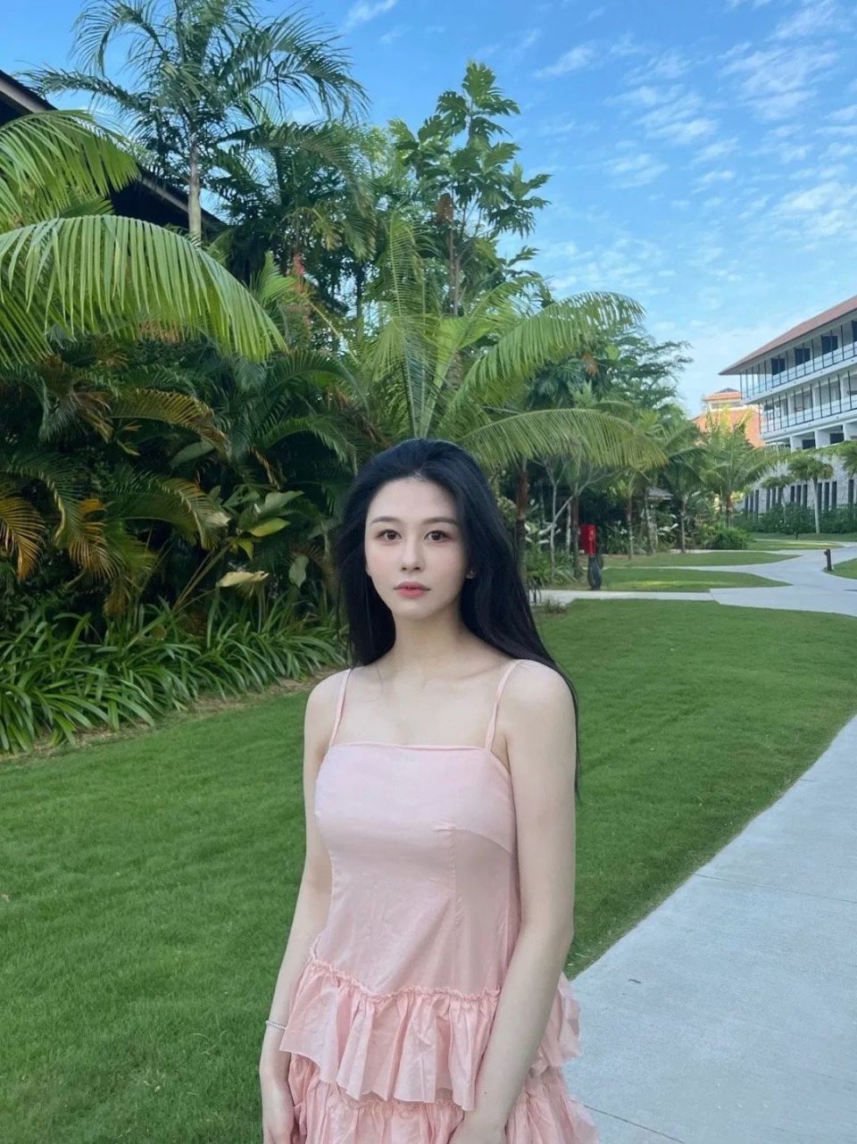 邱淑贞女儿沈月惊艳亮相,美貌与身材不输妈妈,网友:基因真强大_腾讯