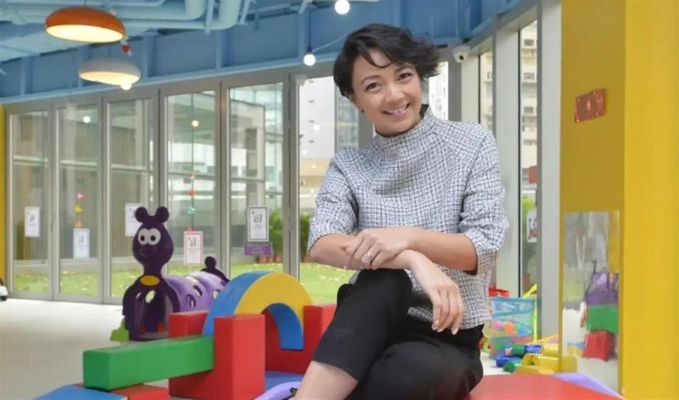 杨婉仪避债回美国娘家7年，晒与19岁儿子合照，素颜出镜自然老去_腾讯新闻
