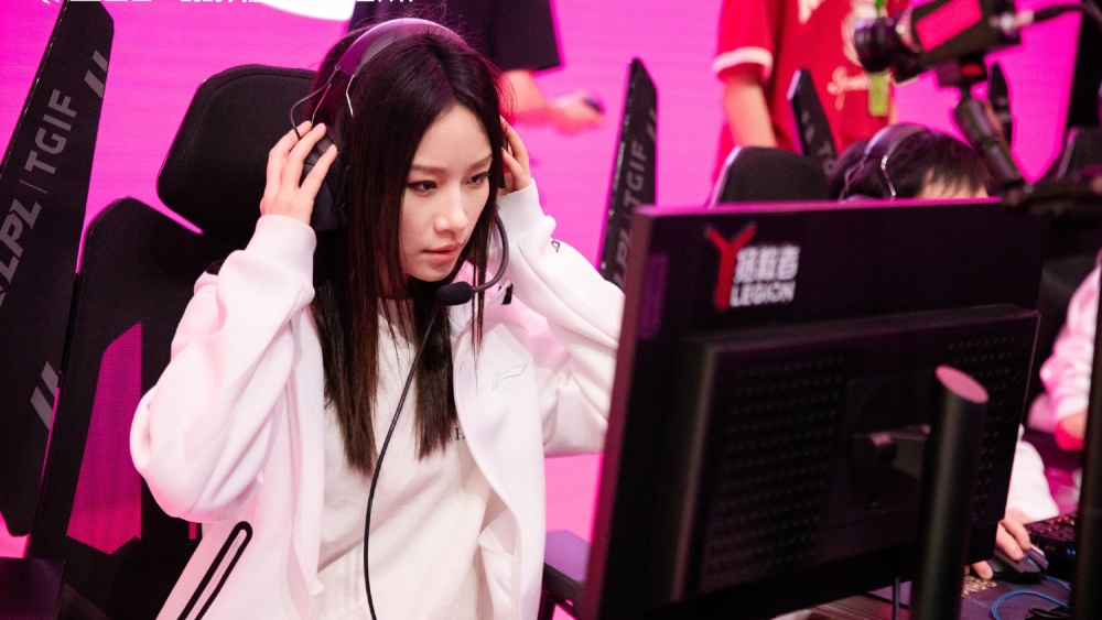 lpl美女主持官宣退网!同行因爆料她离职,引发了一场互撕大战