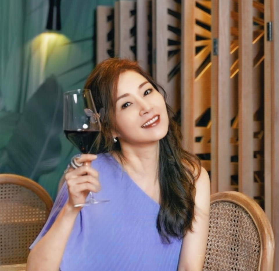 魔鬼身材天使面孔53岁风韵犹存的万绮雯依然是一代人心目中的女神